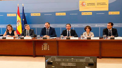 Ábalos propone delegar a las Comunidades la regulación de VTC y estas muestran sus recelos