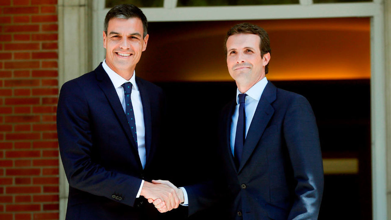 Sánchez y Casado afrontan su cita en Moncloa con posiciones distantes en Catatuña e inmigración