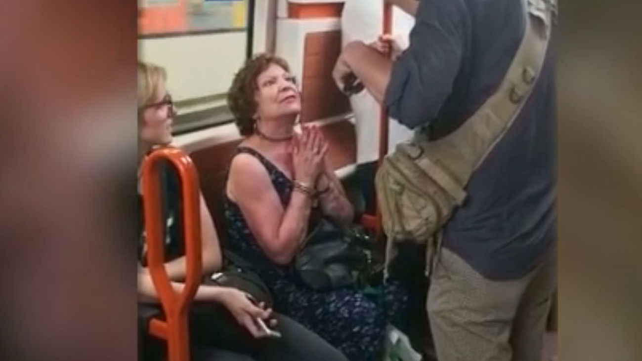 La gente reacciona ante el comportamiento racista de una mujer en el Metro de Madrid