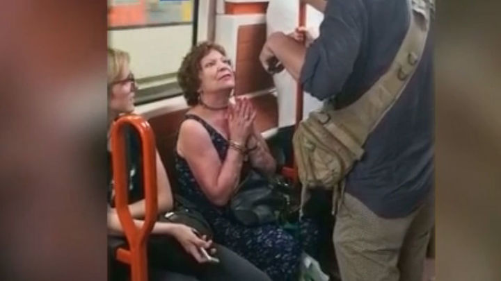 La gente reacciona ante el comportamiento racista de una mujer en el Metro de Madrid