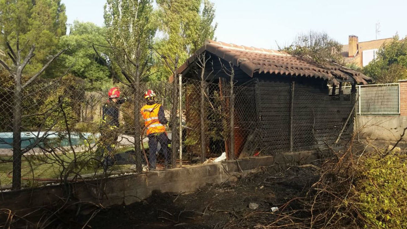 Dos intoxicados leves en un incendio forestal en una urbanización de Alalpardo