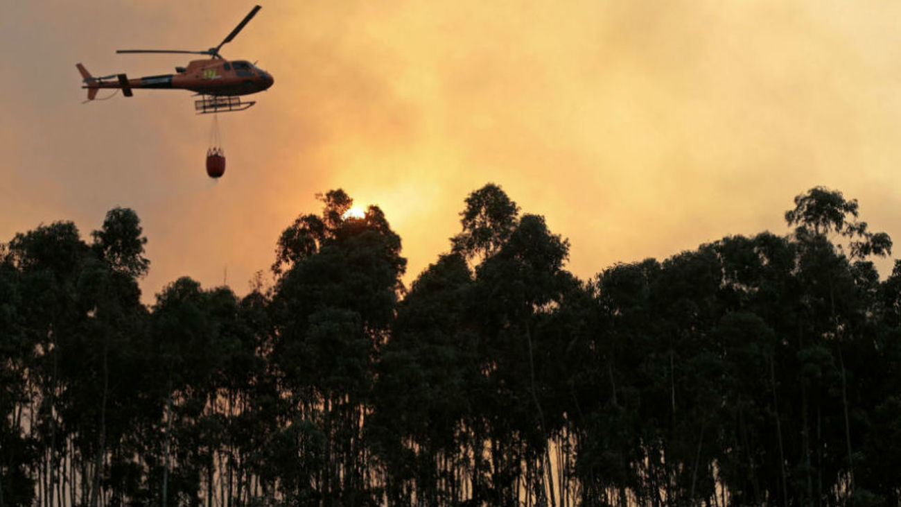 Continúa activo el incendio en El Algarve luso y desalojan una segunda aldea