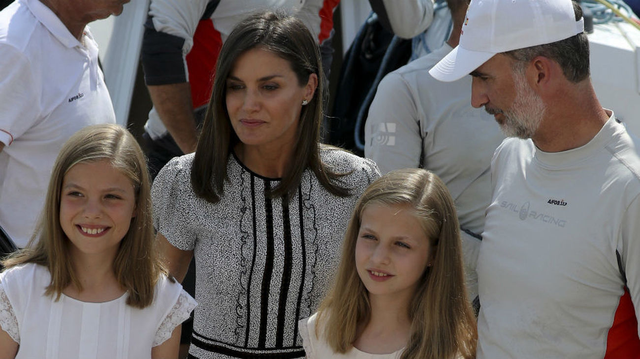 La reina y sus hijas acuden al Náutico a ver a Felipe VI tras la regata final