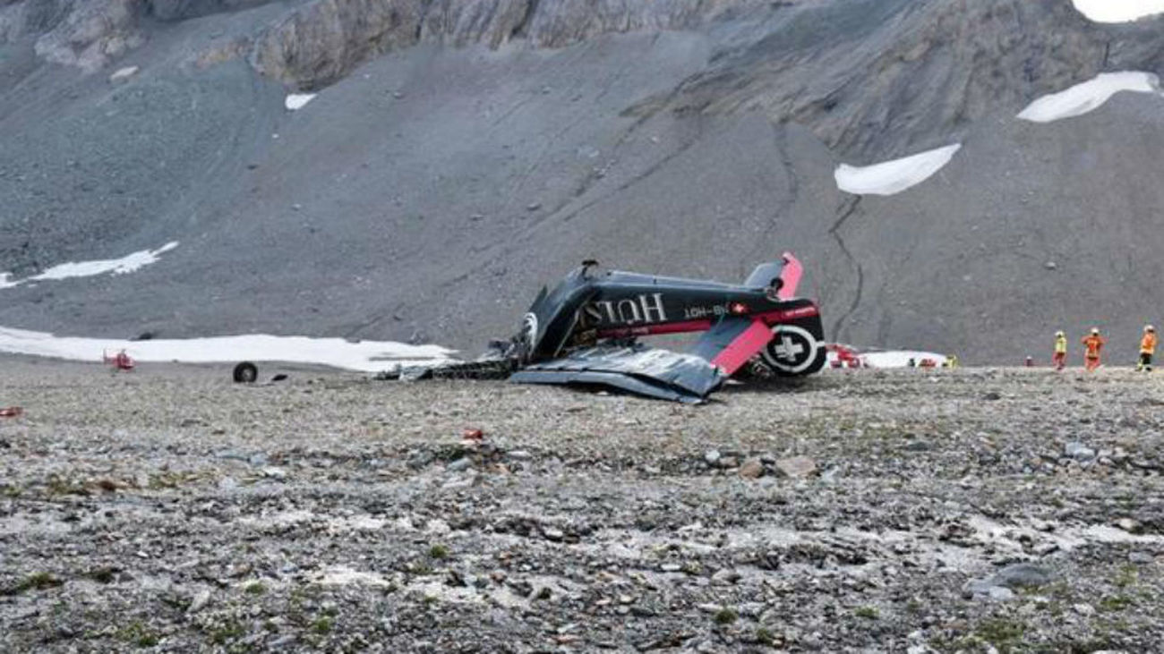 Mueren 20 personas al estrellarse un avión militar antiguo en Suiza