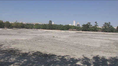 El lago de la Casa de Campo, vacío por obras