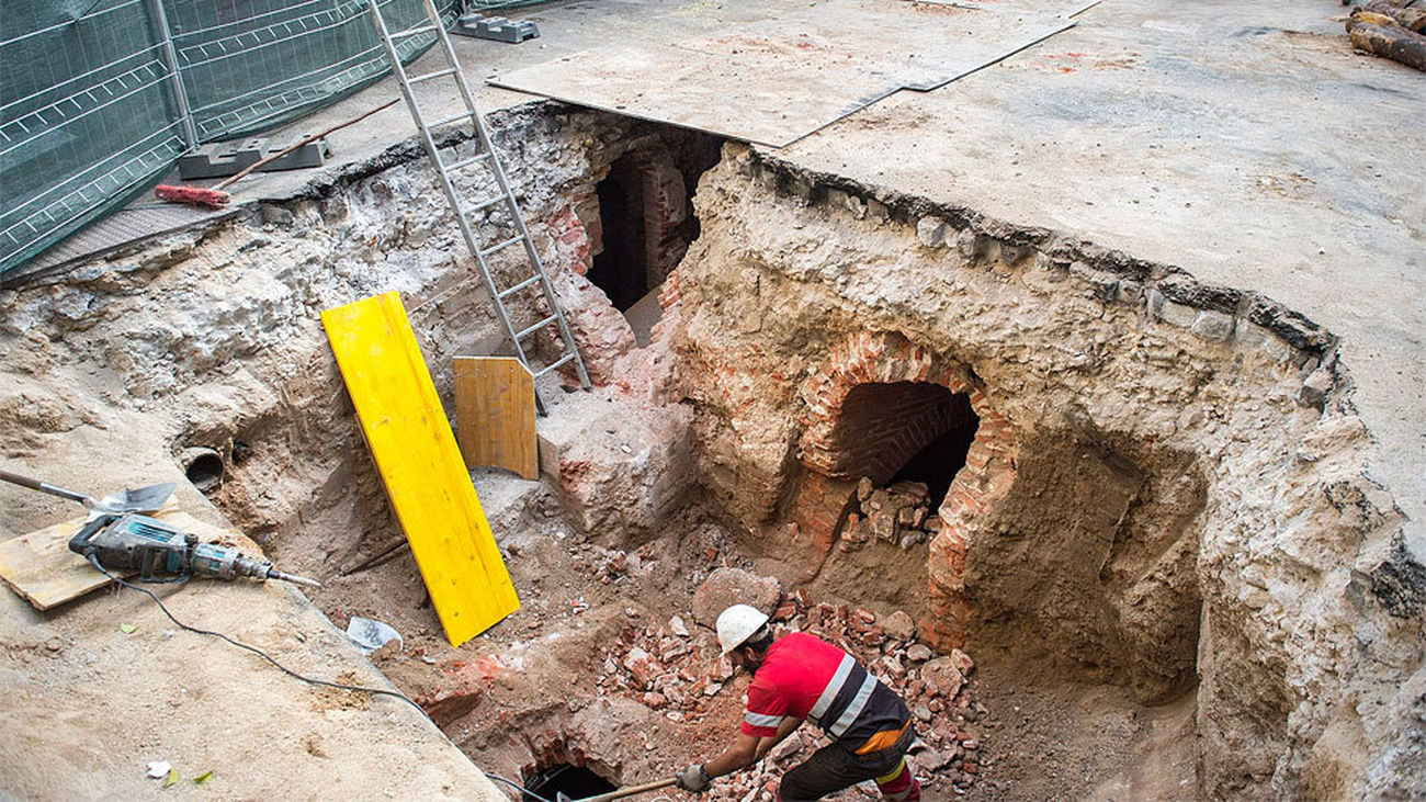 Las obras de renovación de la red que realiza el Canal de Isabel II en la calle Fuencarral, dejan al descubierto unas galerías
