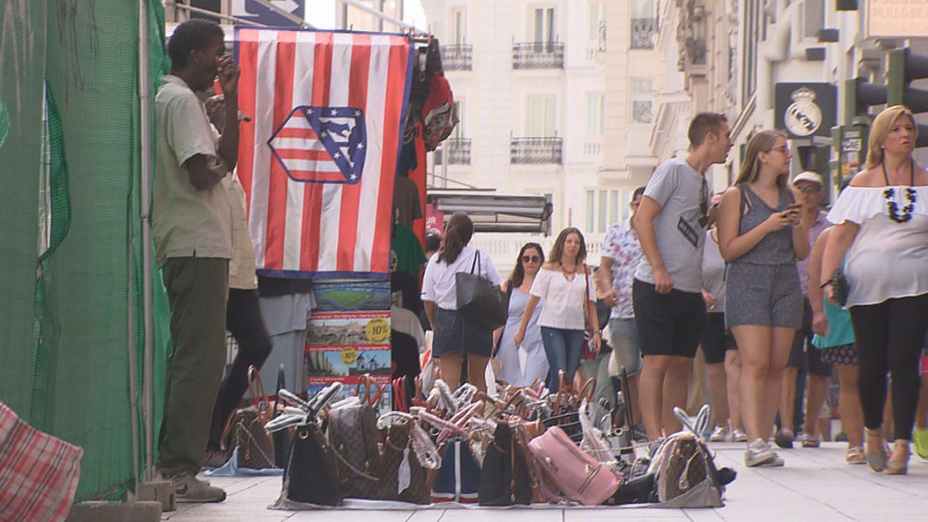 Denuncian el aumento de manteros en la Gran Vía