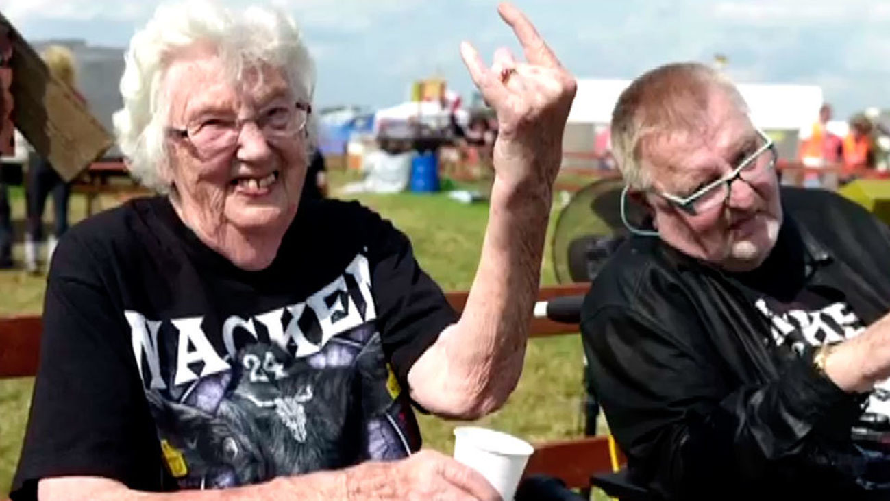 Dos ancianos se escapan de la residencia para asistir a un macro festival de heavy