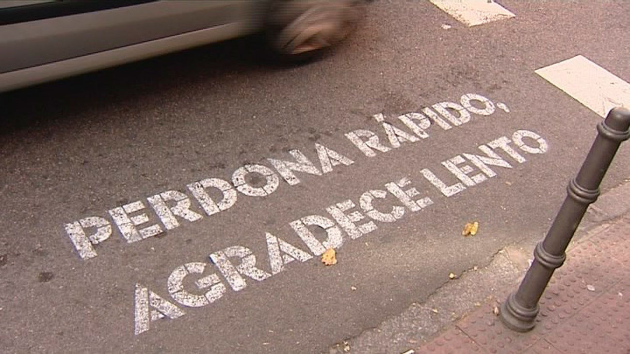 El PP reclama que no se pinten versos en los pasos de cebra porque podrían distraer