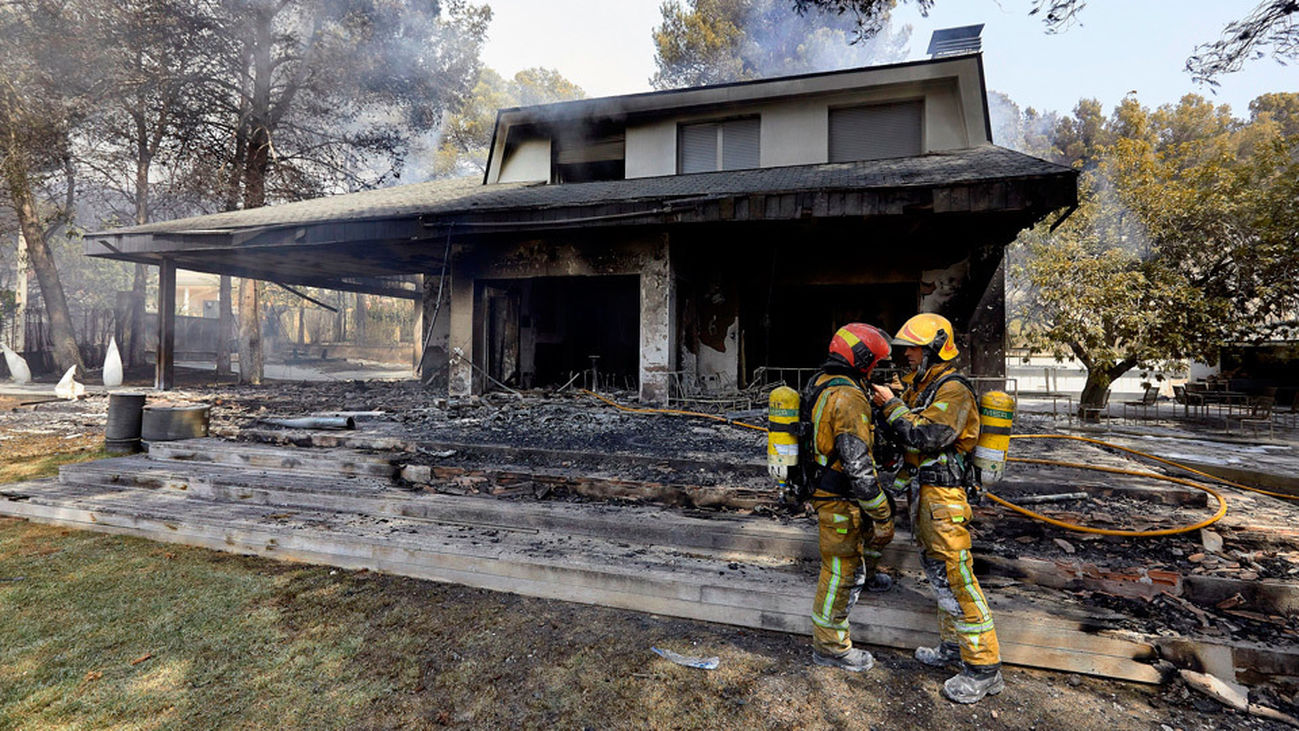 Los bomberos dan por estabilizado el incendio de Llutxent