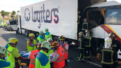 Fallece el conductor de un autobús tras chocar contra un camión en la M-50