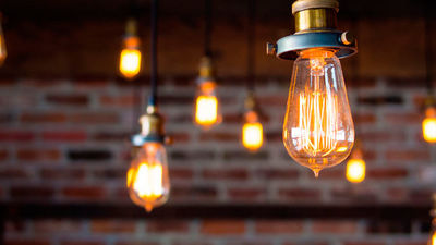 El precio de la luz baja un 1,5% este martes hasta los 226,15 euros/MWh