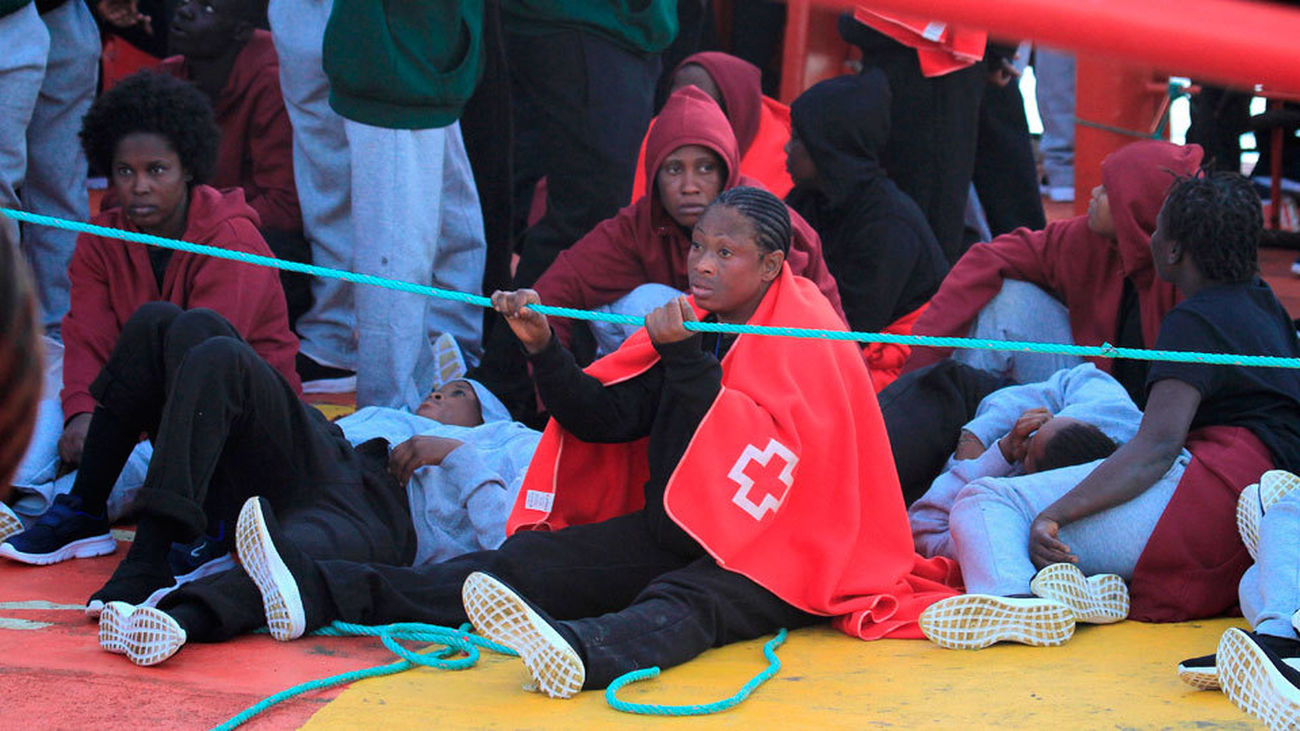 Un grupo de inmigrantes rescatados por Salvamento Marítimo y Guardia Civil llegan al puerto de Algeciras