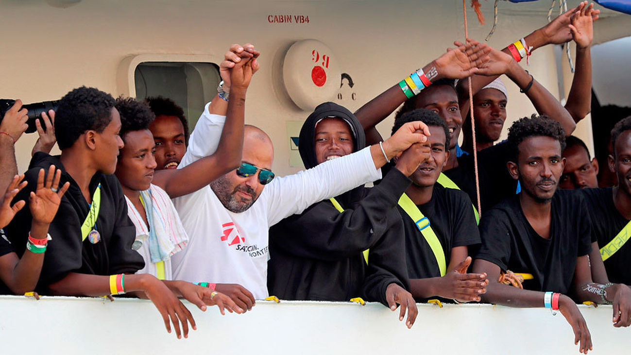 El Aquarius llega a puerto mientras la UE celebra el reparto voluntario