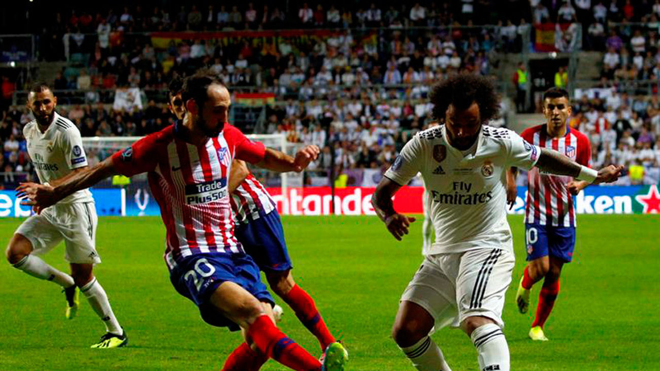 Marcelo disputa el balón con Juanfran