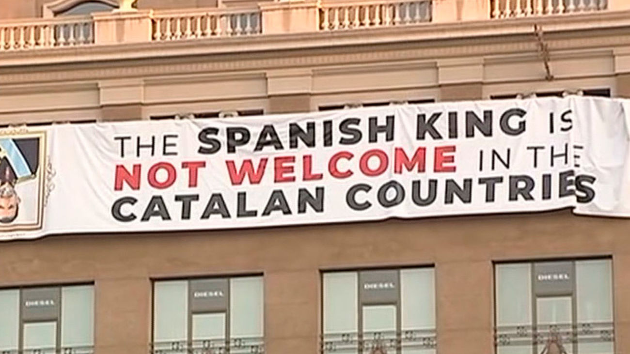 Despliegan una pancarta contra Felipe VI en Plaza Cataluña:  "El Rey no es bienvenido en los países catalanes"