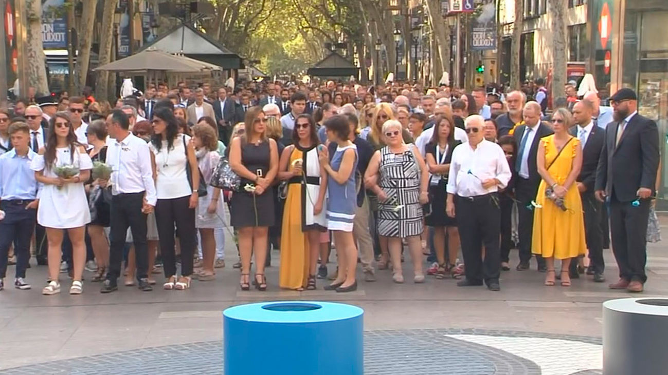 Unos 50 familiares de las víctimas hacen una ofrenda  floral en La Rambla