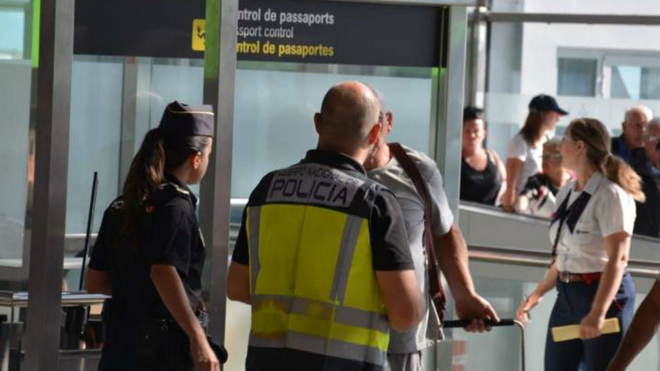 Vigilantes de seguridad de Barajas convocan una huelga a partir del 12 abril