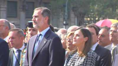 'Vivas' al Rey al llegar al homenaje  a las víctimas del atentado en Barcelona