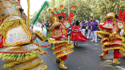 2.000 bolivianos danzan en Madrid para festejar la Virgen de Urkupiña