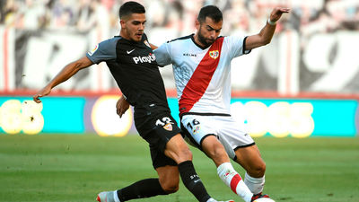 1-4. El Sevilla pasa por encima del Rayo, con triplete de André Silva