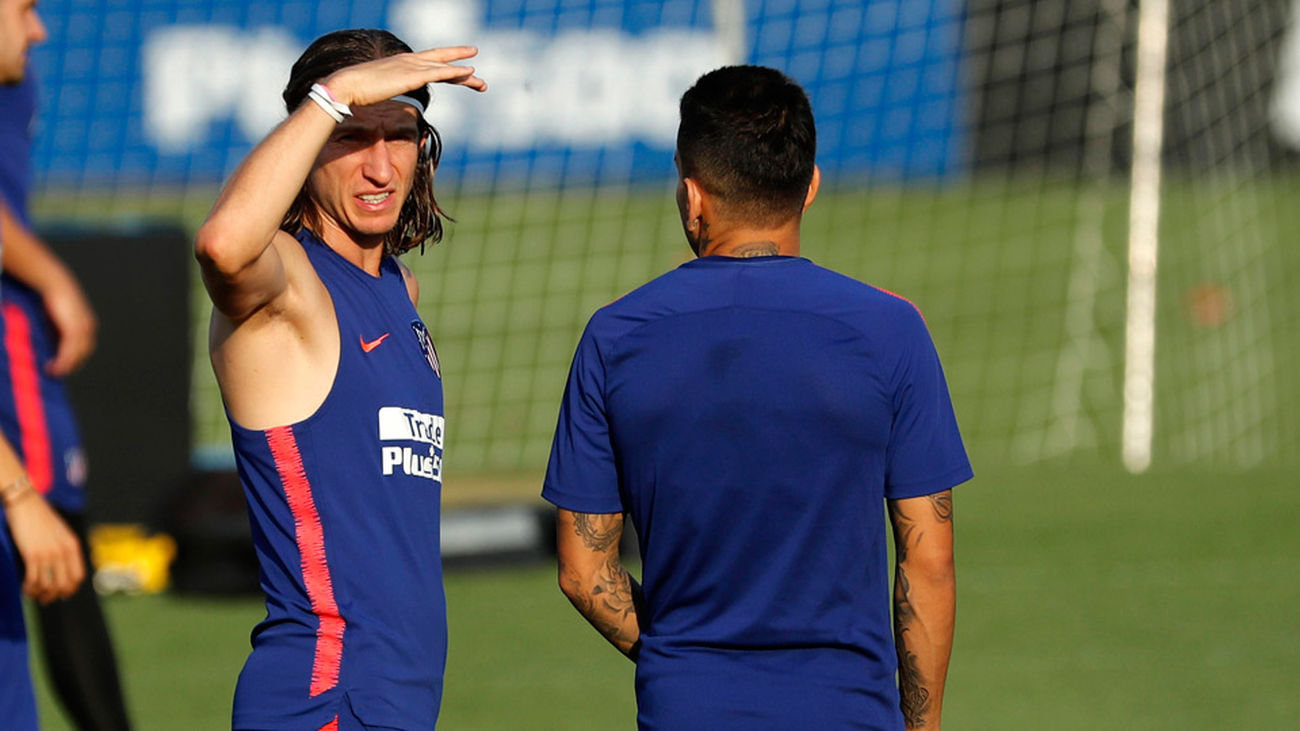 Filipe Luis junto Diego Simeone