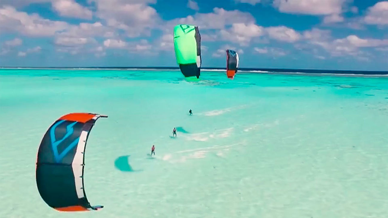 Practicando Kitesurf en el paraíso
