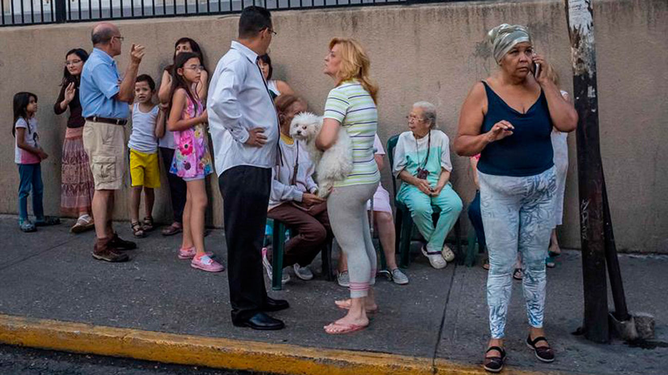 Venezolanos en las calles de Caracas tras registrase el sísmo