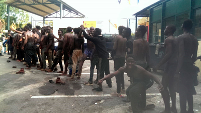 Siete guardias civiles heridos durante un violento asalto a la valla de Ceuta