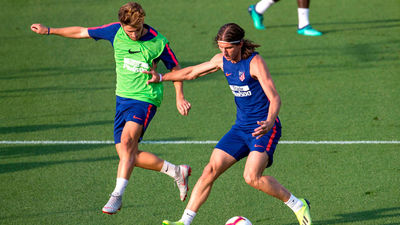 Filipe Luis se  entrena con normalidad, pendiente de su salida