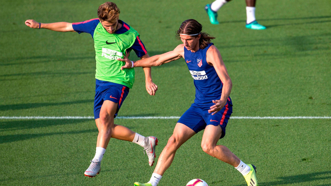 Filipe Luis se  entrena con normalidad, pendiente de su salida