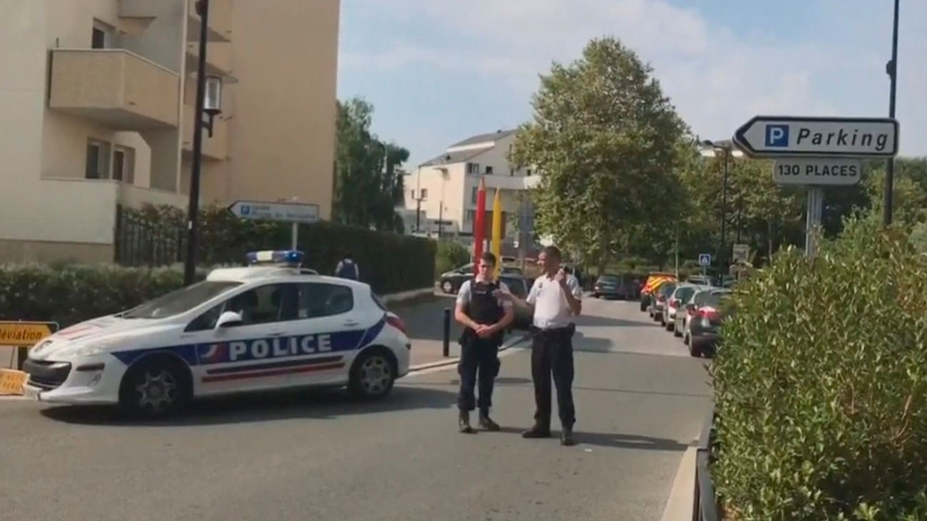 Un muerto y dos heridos en un ataque con cuchillo en una ciudad cerca de París