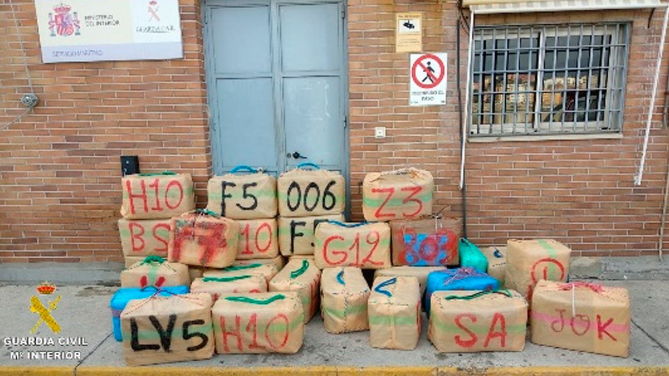 Intervenidos más de 2.400 kilos de hachís tras un alijo frustrado en la costa de Algeciras