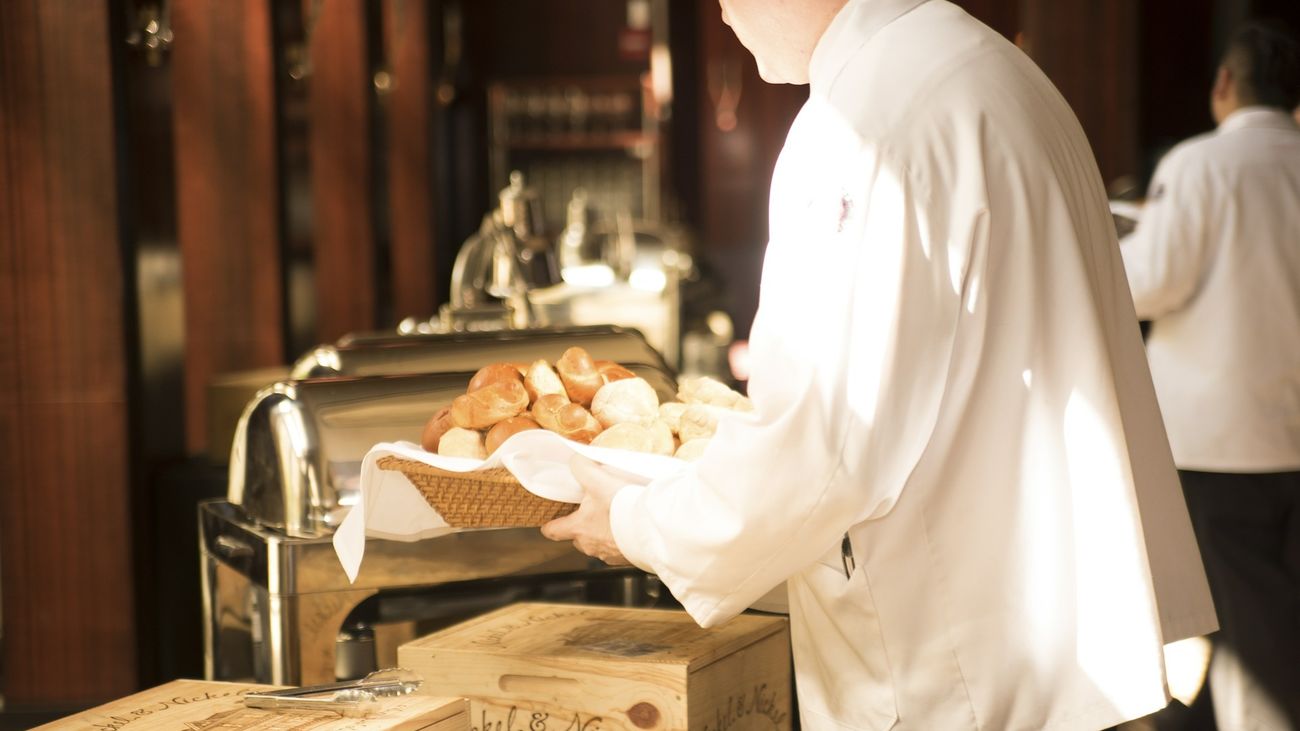 La hostelería, a la cabeza de horas extras sin pagar