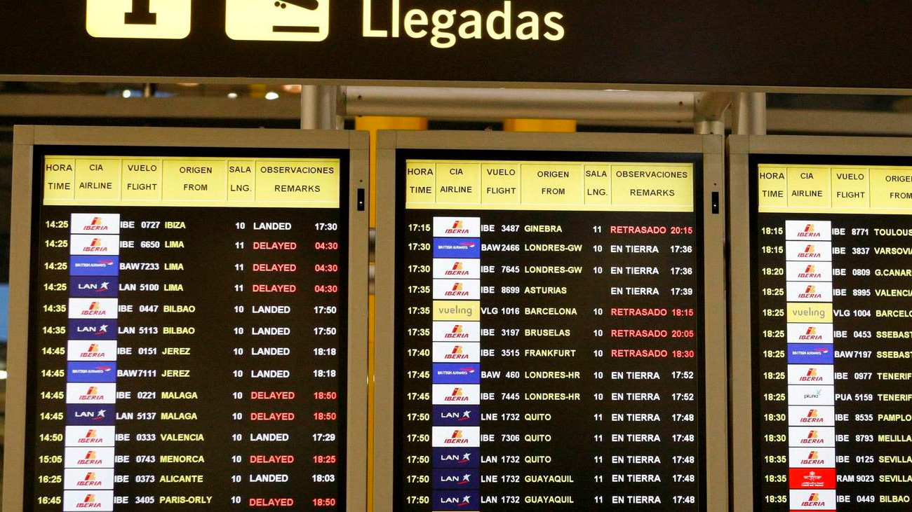 Paneles de llegadas del aeropuerto de Barajas