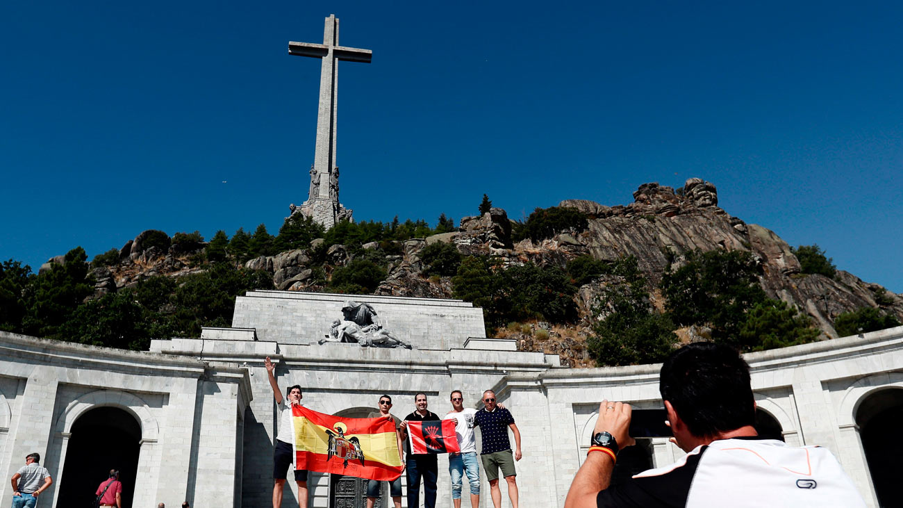 Visitas al Valle de los Caídos el día en  que se aprueba  la exhumación de Franco