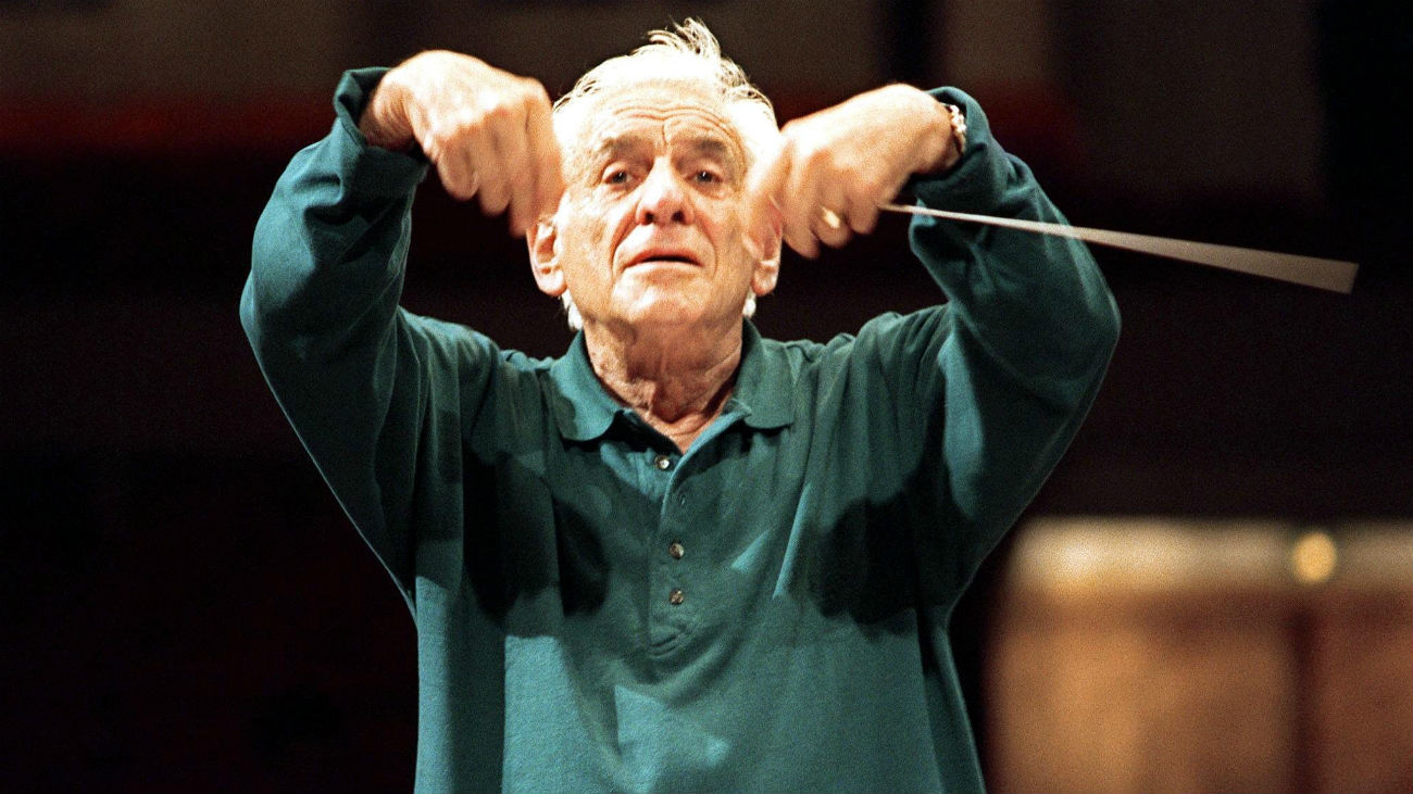 Fotografía de archivo muestra al compositor estadounidense Leonard Bernstein d