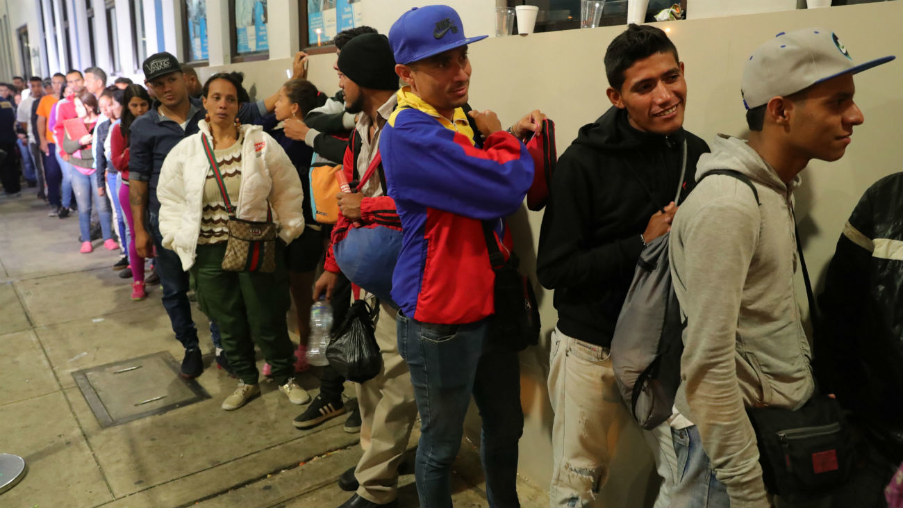 Inmigrantes venezolanos hacen fila en la frontera con Ecuador