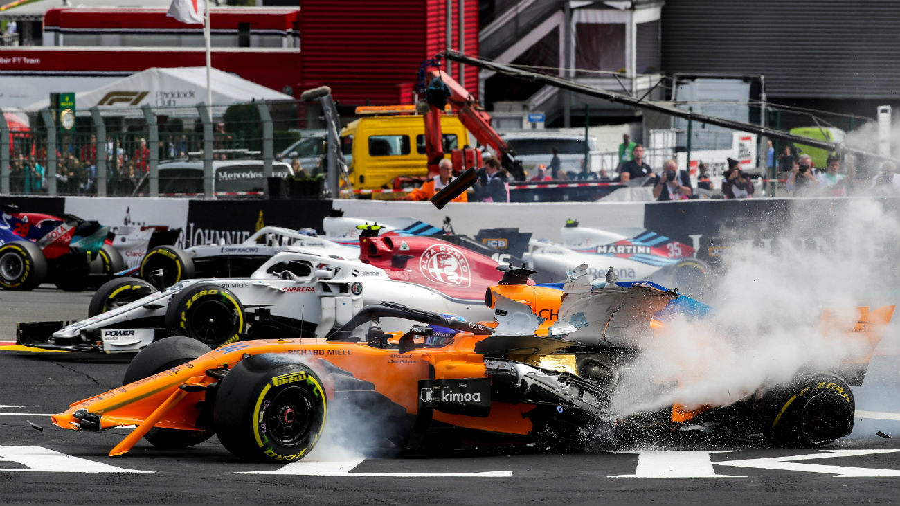 El piloto español Fernando Alonso de la escudería McLaren sufre un accidente en la primera curva del circuito Spa-Francorchamps
