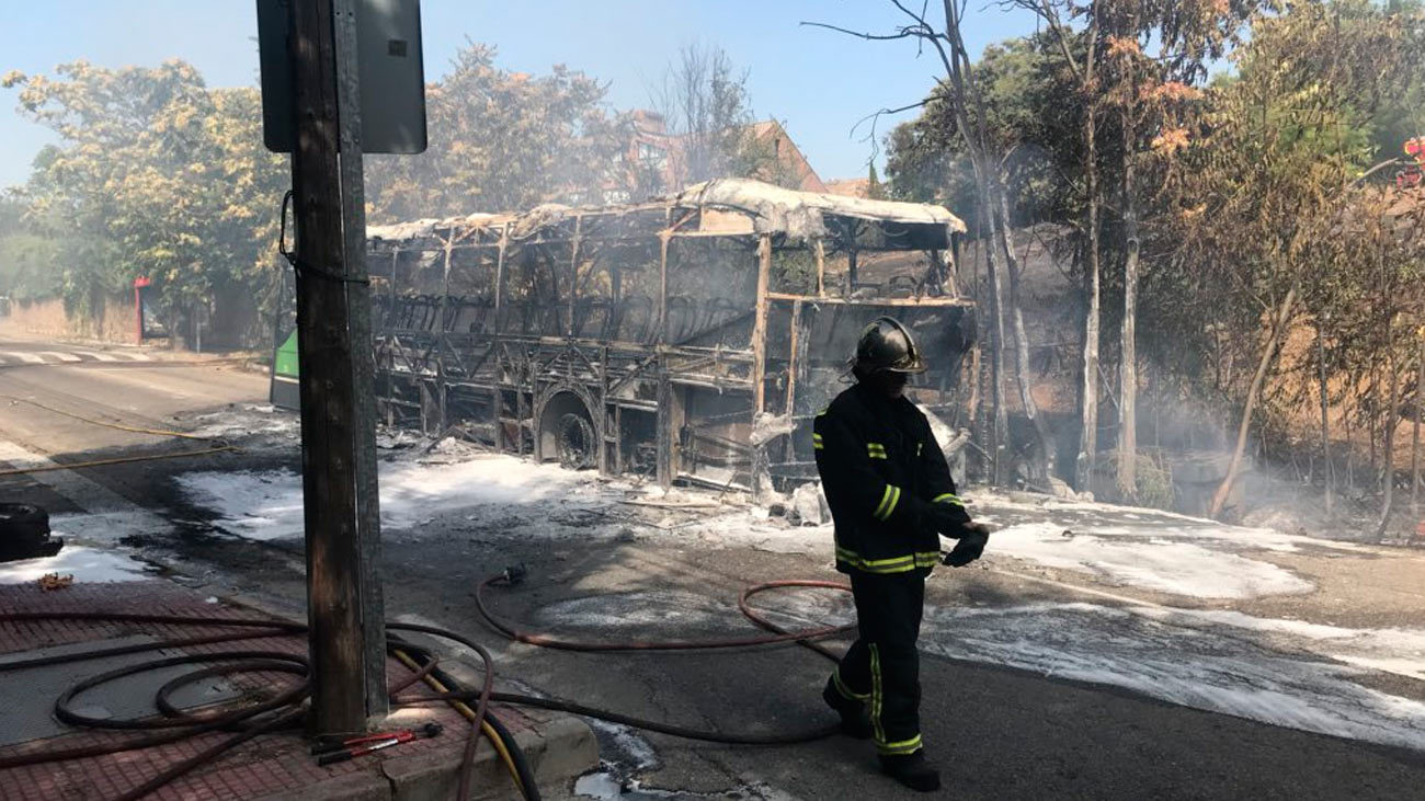 Arde un autobús averiado en Villanueva de la Cañada