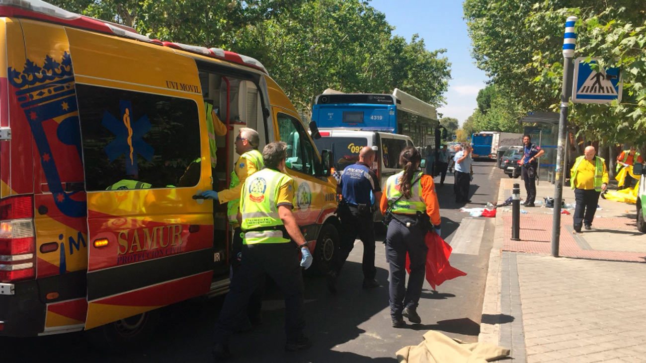 Un hombre de 82 años muy grave tras ser arrollado por un autobús en Madrid