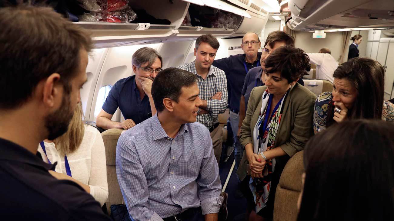 El presidente Sánchez y su equipo antes de despegar
