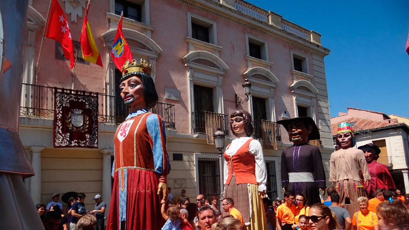 Pasacalles gigantes y cabezudos en las fiestas de Alcalá de Henares