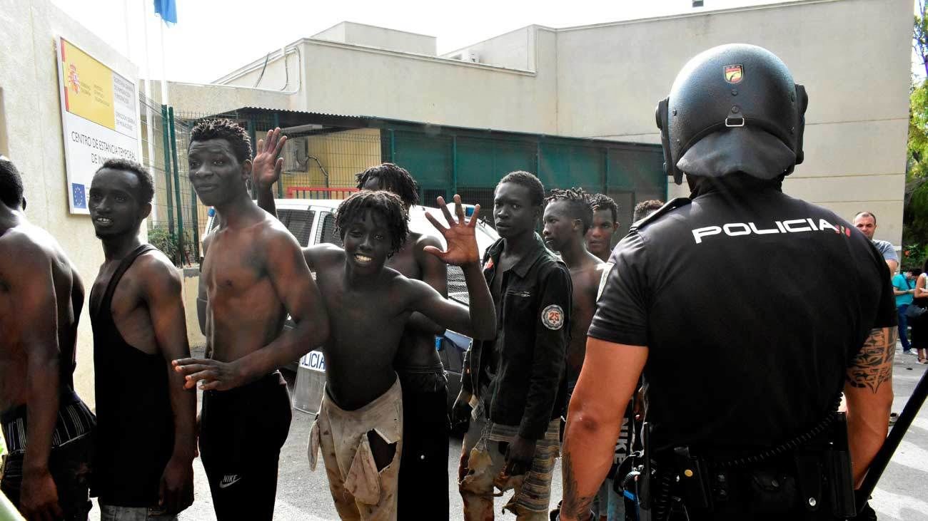 Detenidos 10 inmigrantes por organizar el salto a la valla de Ceuta en julio