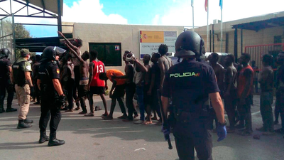 El líder del salto a la valla de Ceuta es un togolés  que ha herido a un agente al ser detenido
