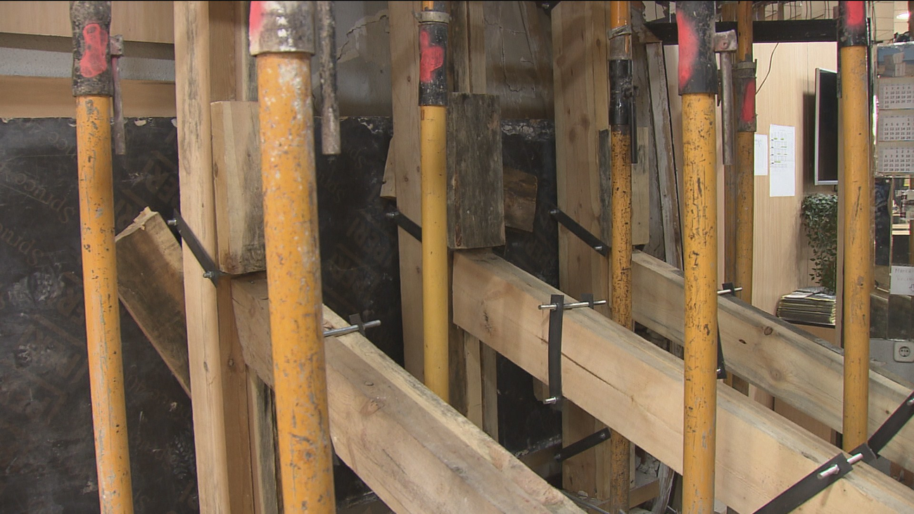 Vecinos del edificio de la calle Alcalá, "preocupados" por el estado del inmueble