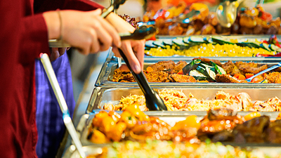 ¿Tú también has robado comida en el buffet del hotel?