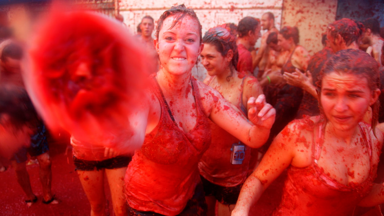 La Tomatina este año tiñe las calles de violeta