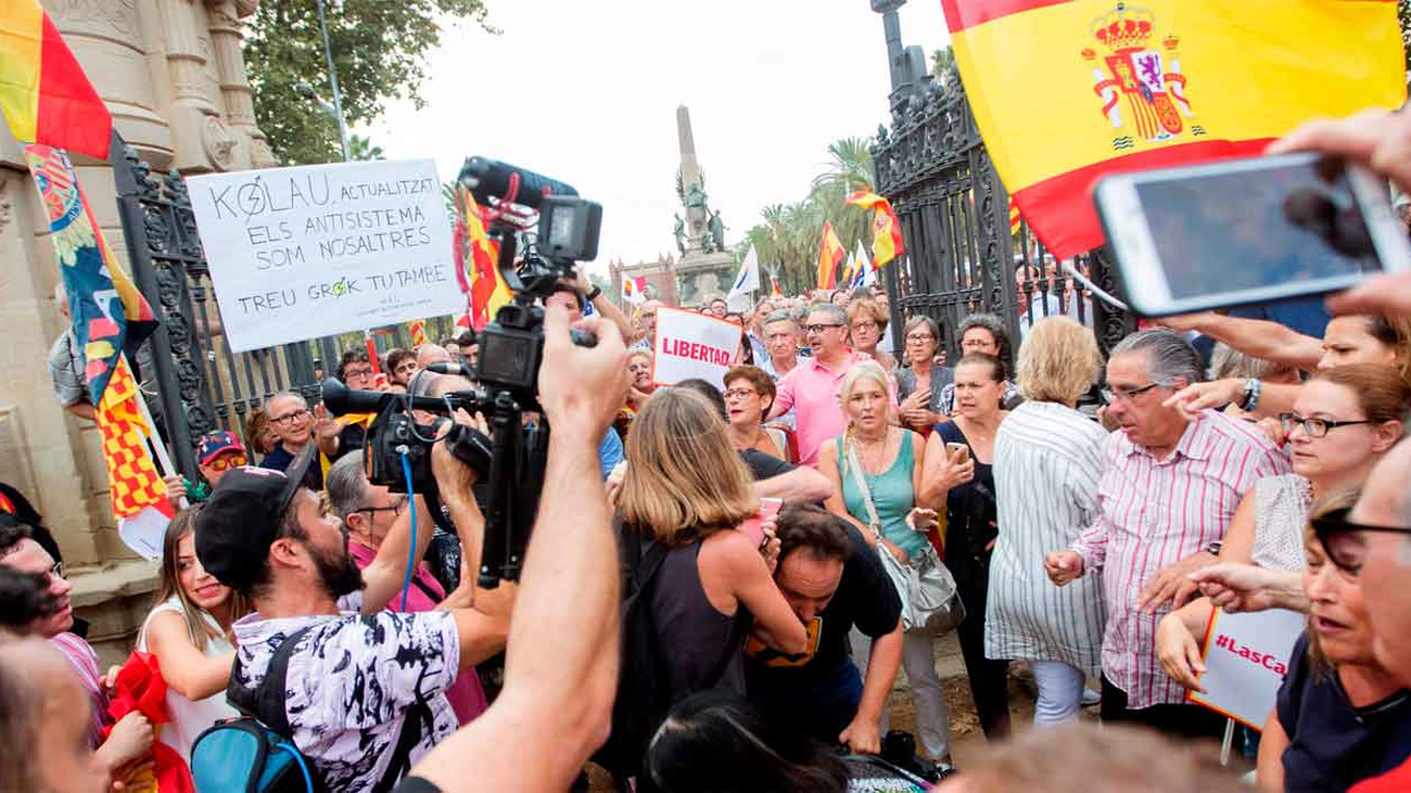 Crece la tensión en la guerra de los lazos en Barcelona