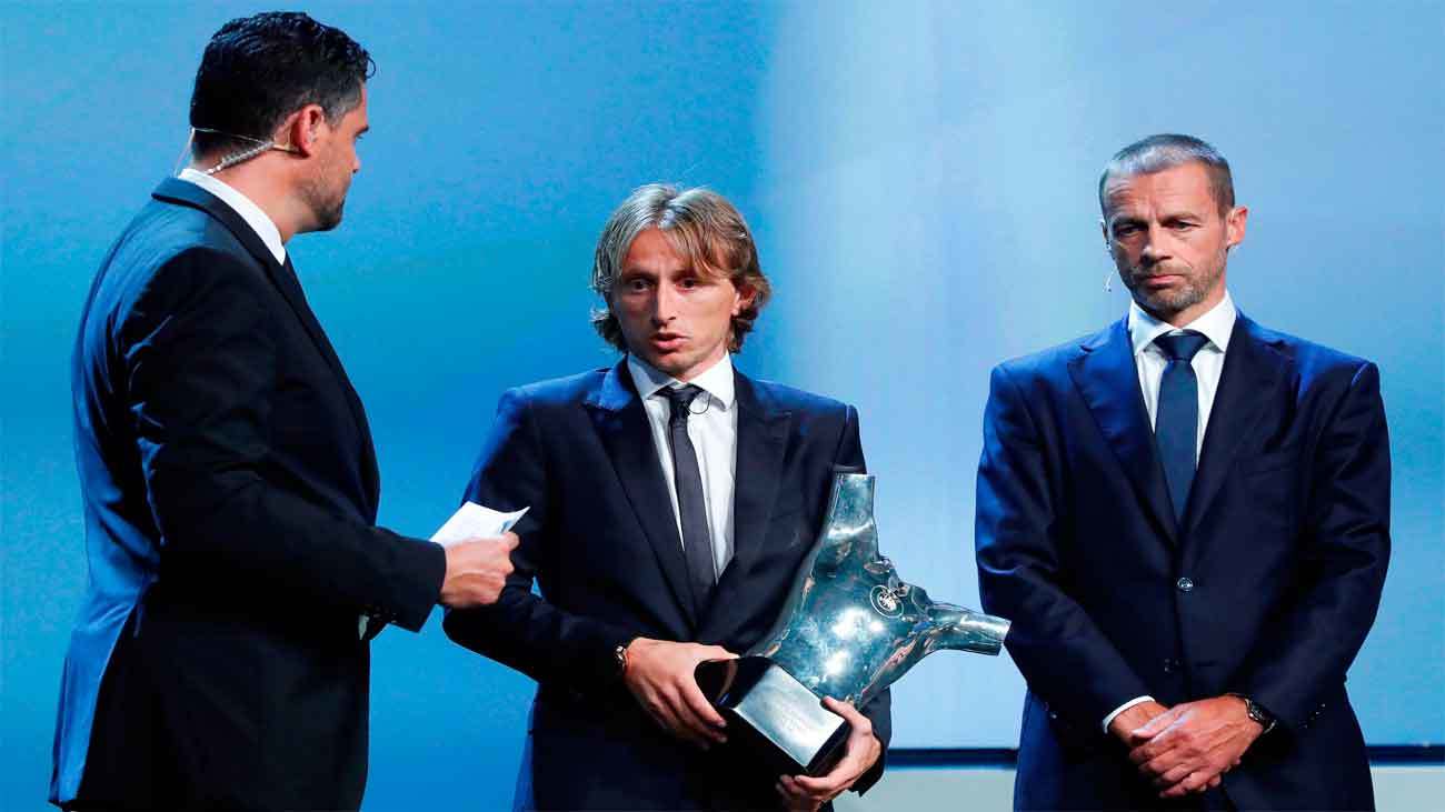 Luka Modric recibe el trofeo de la UEFA  al mejor jugador de la temporada